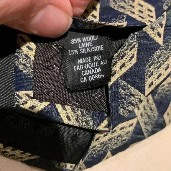 Vito Rufolo 85% wool/15% silk tie with 3-D fabric and elements - Picture 3 of 4